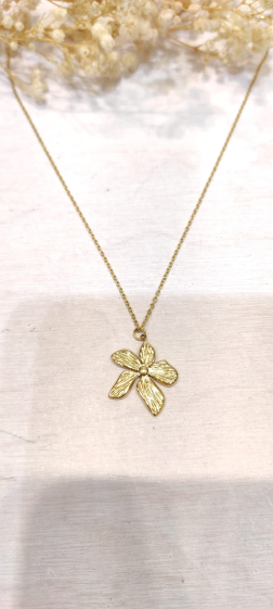Wholesaler Lolo & Yaya - Timeless Dionyse flower necklace in stainless steel