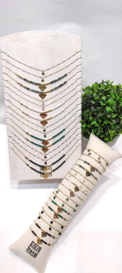 Wholesaler Lolo & Yaya - Mixed ginkgo leaf necklaces on free display