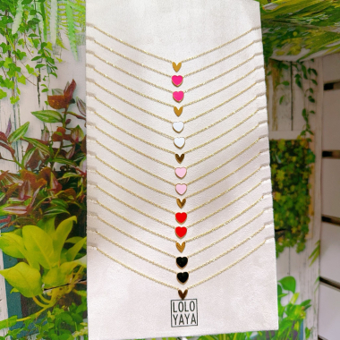 Grossiste Lolo & Yaya - Lot de 16 colliers coeur en acier sur présentoir offert, 3€90/pcs