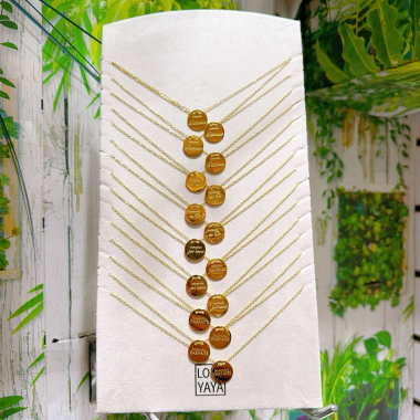 Großhändler Lolo & Yaya - Set mit 16 Halsketten mit Mama-Botschaft zur kostenlosen Präsentation