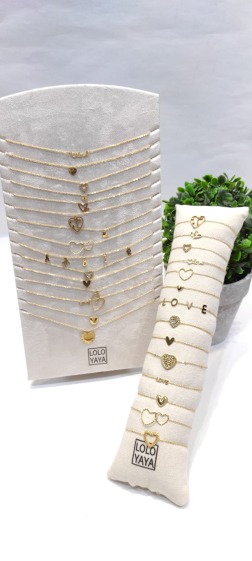 Wholesaler Lolo & Yaya - Set of 16 steel Valentine's Day necklaces on display