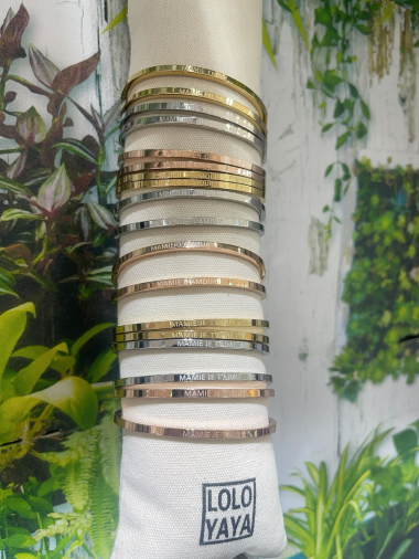 Wholesaler Lolo & Yaya - Set of 18 Mamie message bangles on display offered in steel