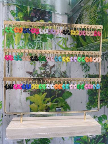 Grossiste Lolo & Yaya - Lot de 36 boucles d’oreilles 3€50/pcs en acier sur présentoir à 12€