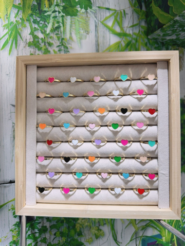 Wholesaler Lolo & Yaya - Set of 40 steel heart rings on free display, €2.90/pcs
