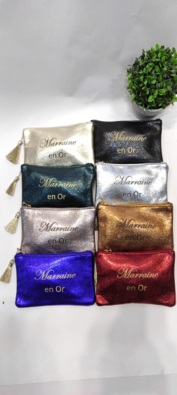 Wholesaler Lolo & Yaya - Glitter effect clutch with “Godmother in Gold” message in faux leather