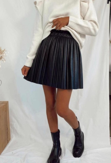 Wholesaler Loriane - Short skirt in pleated leatherette