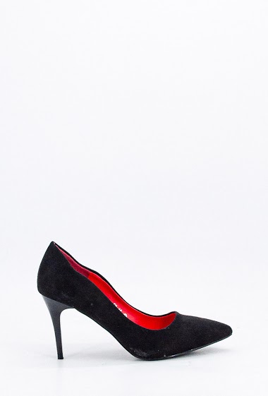 Pointed heeled court shoes