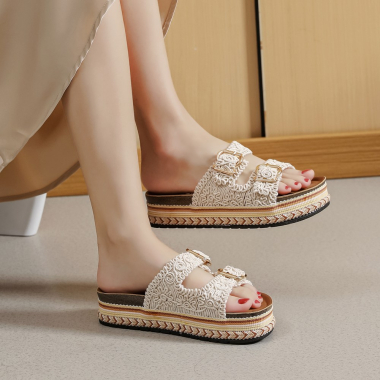 Großhändler LOV'IT - Sandalen mit dekorativer Schnalle