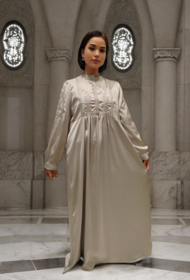 Wholesaler Lusa Mode - Long plain satin dress embroidered on collar, shoulders and sleeves