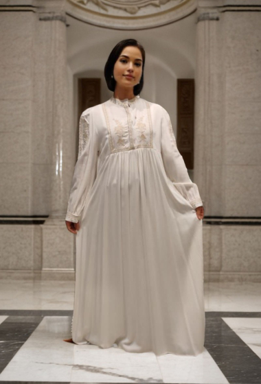 Großhändler Lusa Mode - Langes, schlichtes Kleid mit Stickereien an Kragen, Schultern und Ärmeln