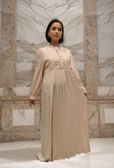 Großhändler Lusa Mode - Langes, schlichtes Kleid mit Stickereien an Kragen, Schultern und Ärmeln