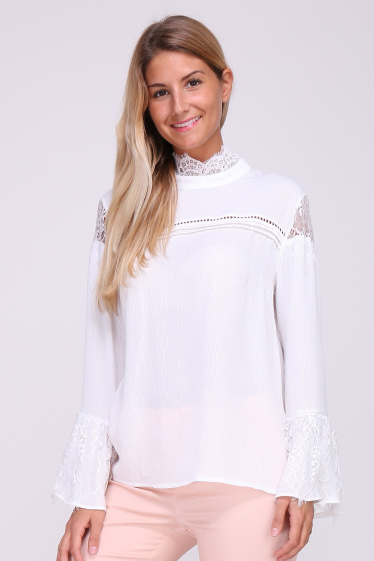 Wholesaler LUZABELLE - Feminine blouse with refined lace