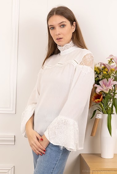 Großhändler LUZABELLE - Feminine blouse with refined lace