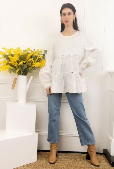 Wholesaler LUZABELLE - Texturized blouse with crochet flowers