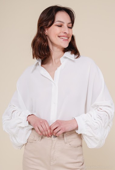 Wholesaler LUZABELLE - Loose shirt with embroidery on the sleeve