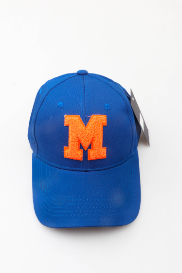 Großhändler MAR&CO Accessoires - Einfarbige Kappen mit dem Buchstaben M in oranger Farbe