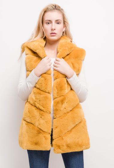 Großhändler MAR&CO Accessoires - Faux fur sleeveless cardigan with hood