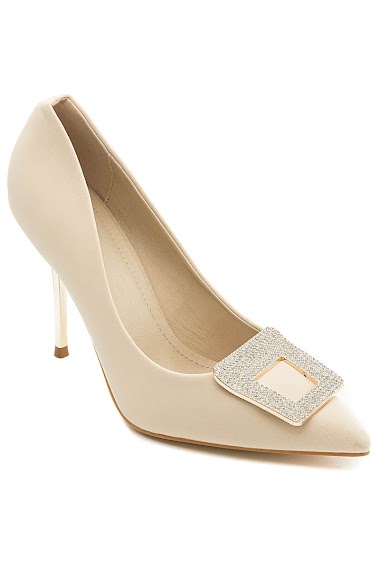 Diamant buckle pointed heel court shoes