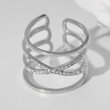 Großhändler Eclat Paris - Silberner Ring mit mehreren gekreuzten Linien und Strasssteinen