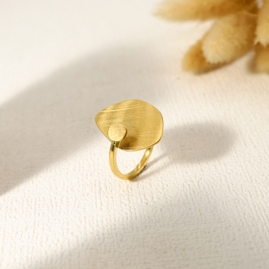 Wholesaler Eclat Paris - Golden ring with teardrop rhinestones and hanging chain
