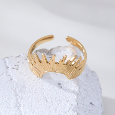 Wholesaler Eclat Paris - Golden half sun ring