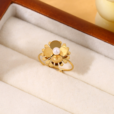Wholesaler Eclat Paris - Gold flower ring with synthetic pearl