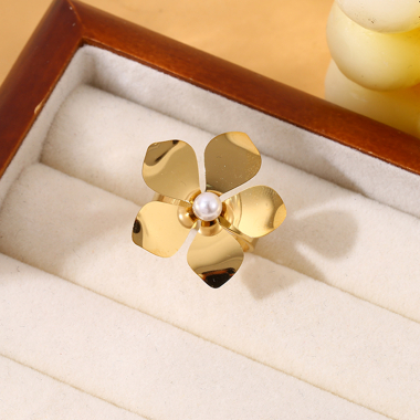 Wholesaler Eclat Paris - Golden Flower Ring With Synthetic Pearl