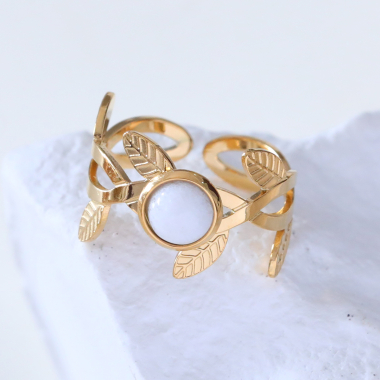 Wholesaler Eclat Paris - Golden flower ring with white stone