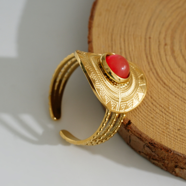 Wholesaler Eclat Paris - Gold line ring with carved disc and red stone