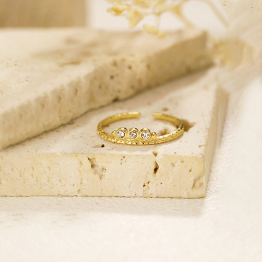 Wholesaler Eclat Paris - Gold line ring with trio of rhinestones
