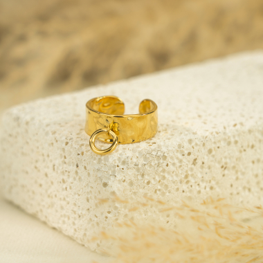 Grossiste Eclat Paris - Bague dorée martelée avec pendentif anneau