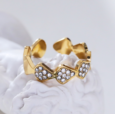 Großhändler Eclat Paris - Goldfarbener Ring mit mehreren Dreiecken und Strasssteinen