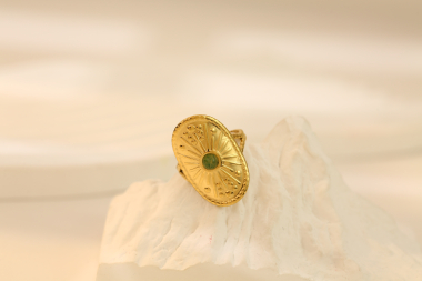 Großhändler Eclat Paris - Geschnitzter ovaler goldener Ring mit natürlichem grünen Stein