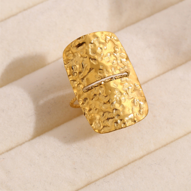 Wholesaler Eclat Paris - Gold hammered rectangle ring