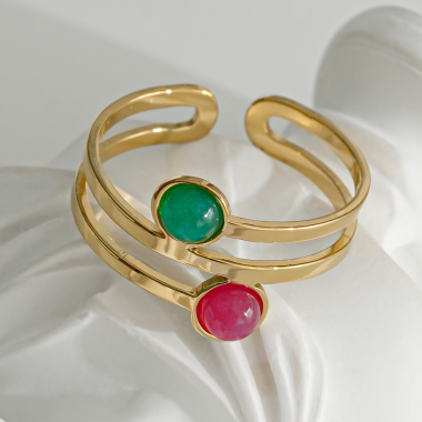 Großhändler Eclat Paris - Gedrehter goldener Ring mit rotem und grünem Stein