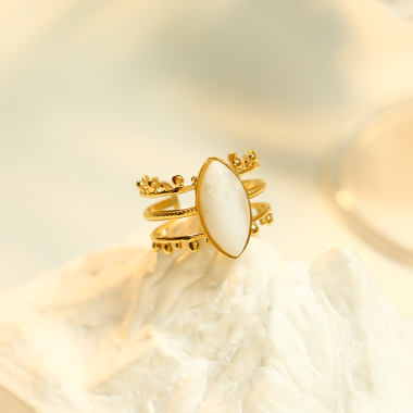 Großhändler Eclat Paris - Goldener Ring mit drei Linien und weißem Naturstein