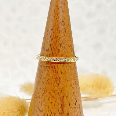 Mayorista Eclat Paris - Sencillo anillo dorado rodeado de pedrería.