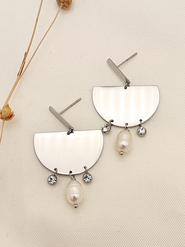 Grossiste Eclat Paris - Boucles d'oreilles argentées demi-rond avec perle et strass pendants