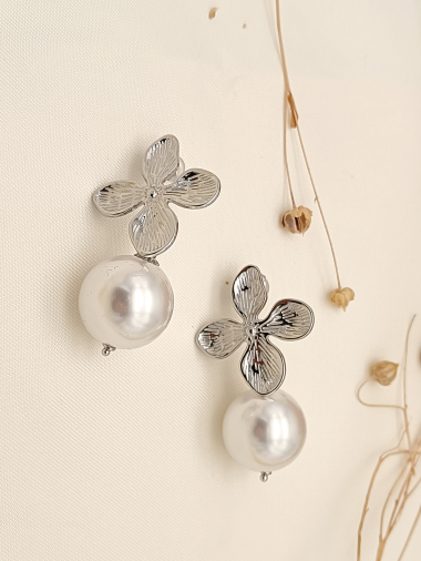 Grossiste Eclat Paris - Boucles d'oreilles argentées fleur perle pendante