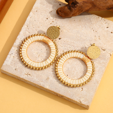 Wholesaler Eclat Paris - Gold earrings with beige acrylic circle 