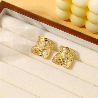 Wholesaler Eclat Paris - Crinkled square gold earrings