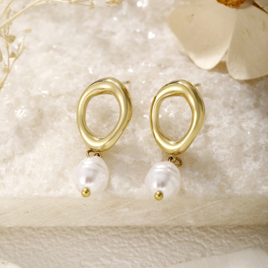 Wholesaler Eclat Paris - Golden circle earrings with baroque pearl pendant