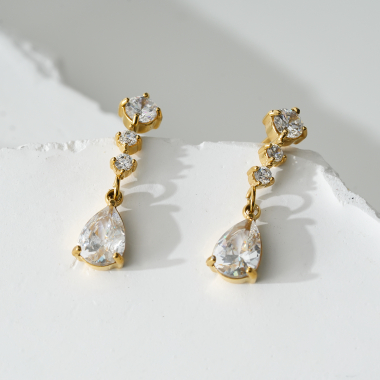 Grossiste Eclat Paris - Boucles d'oreilles dorées chaîne en strass goutte pendante