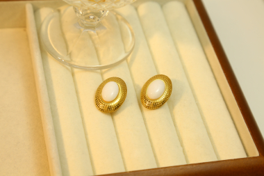 Grossiste Eclat Paris - Boucles d'oreilles dorées clips ovale avec pierre nature blanche