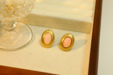 Wholesaler Eclat Paris - Gold oval clip-on earrings with natural pink stone