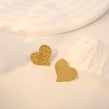 Wholesaler Eclat Paris - Gold asymmetrical hammered heart earrings