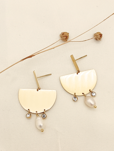 Grossiste Eclat Paris - Boucles d'oreilles dorées demi-rond avec perle et strass pendants