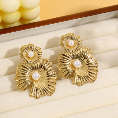 Wholesaler Eclat Paris - Golden Earrings two Linked Flowers With Synthetic Pearl