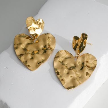 Wholesaler Eclat Paris - Gold double hammered heart earrings