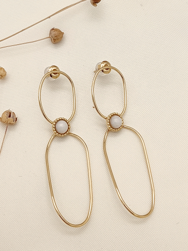 Grossiste Eclat Paris - Boucles d'oreilles dorées en forme de 8 avec pierre blanche